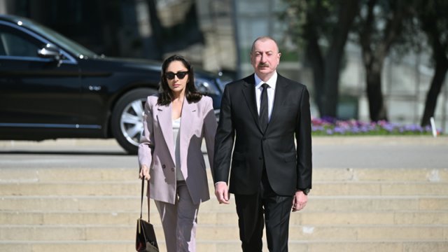 İlham Əliyev və Mehriban Əliyeva faşizm üzərində Qələbə uğrunda həlak olan azərbaycanlıların xatirəsini anıblar - YENİLƏBİB/FOT