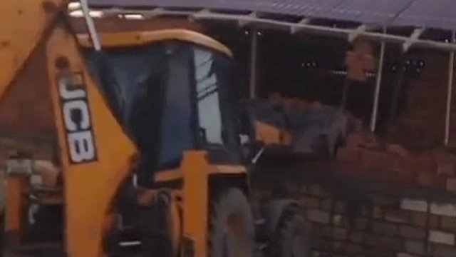İcra hakimiyyəti vətəndaşın evini sökdürdü - VİDEO