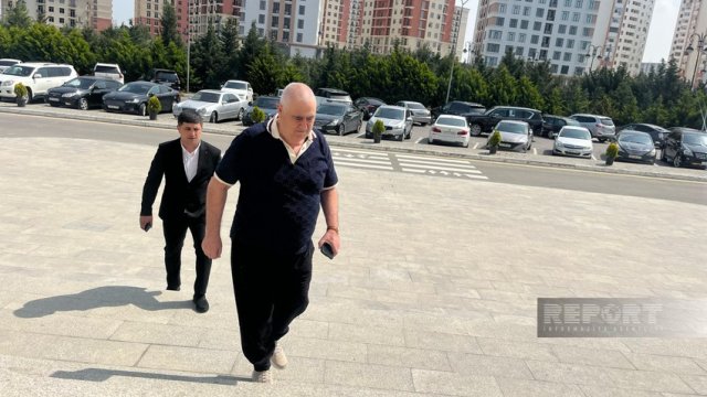 Şərurlu İsfəndiyar barəsindəki şikayətlə bağlı məhkəməyə gəldi
