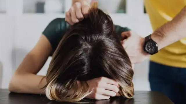 Bakıda kişi sosial şəbəkədə qonşu qadının şəkillərini bəyəndi, arvadına şiddət göstərdi &ndash; TƏFƏRRÜAT