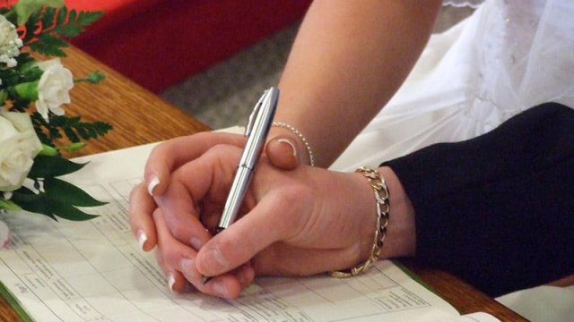 Rəsmi nikahı olmayan müğənnilərin kəbinin kim kəsir?