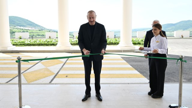 Prezident Laçında açılışlar etdi, sakinlərlə görüşdü - YENİLƏNİB