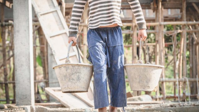 Azərbaycanda dəhşət: əsir kimi saxlayıb zorla işlətdi
