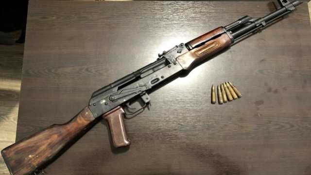 Bakıda maşından və evin qarşısından avtomat tapıldı