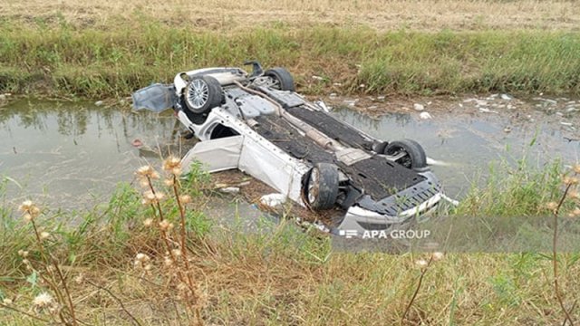 Maşın kanala aşdı, 5 nəfər xəstəxanalıq oldu - FOTO