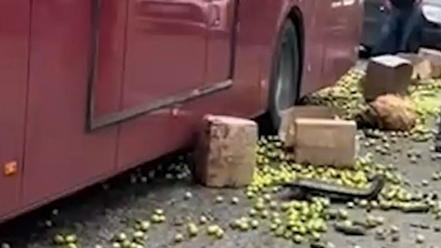 "BakuBus"un avtobusu "Ford"la toqquşdu, meyvələr yola dağıldı - VİDEO
