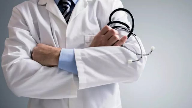 10 yaşlı qızın ölümündə təqsirli bilinən həkimlərin işi: biri cəza, digəri bəraət aldı