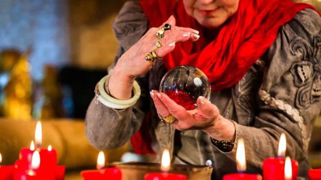 Çarəsizlik, özünə inamsızlıq... - İnsanlar falçılara niyə üz tutur?