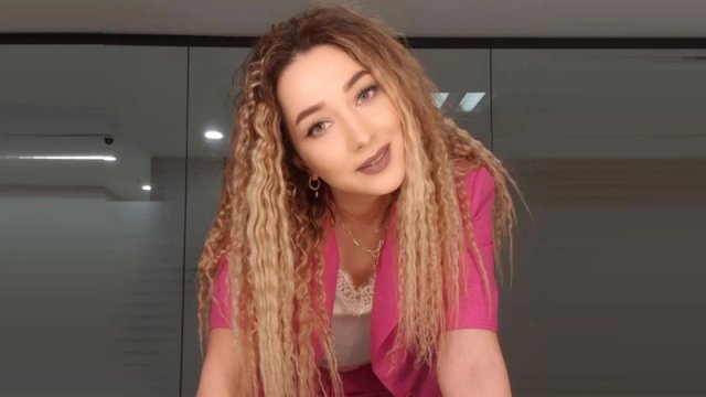 Britaniyalı pilot azərbaycanlı müğənniyə elçi düşdü