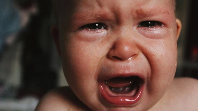 Bəzi körpələr niyə daha çox ağlayır?
