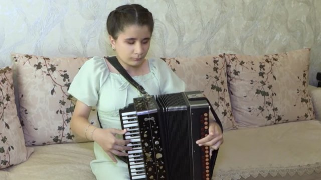 Görmə məhdudiyyətli qarmon ifaçısı qızın həyat hekayəsi - VİDEO