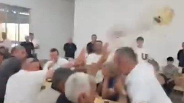 Bu ölkədə azərbaycanlı deputat seçiciyə çaynik atdı - VİDEO