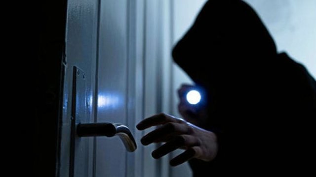 Bakıda evlərdən 30 min dollar, 25 min manat oğurlandı