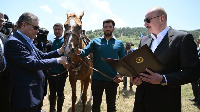 Qurbanqulu Berdiməhəmmədova "Dostluq" adlı Qarabağ atı hədiyyə edildi -YENİLƏNİB