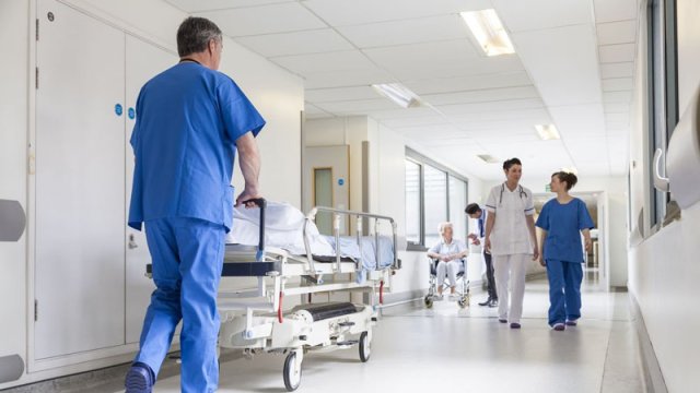 Bakıda klinika direktoru olan əri tərəfindən güllələnən qadının vəziyyəti açıqlandı