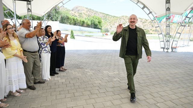 Prezident Xocalının Xanyurdu kəndinə köçən sakinlərlə görüşdü - YENİLƏNİB