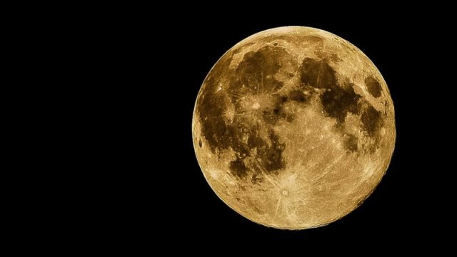 Ay niyə rəng dəyişdirir?