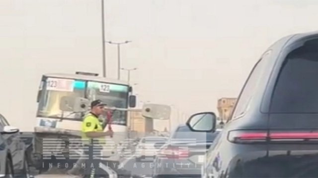 Sumqayıtda sərnişin avtobusu işıq dirəyinə çırpılıb, yaralananlar var