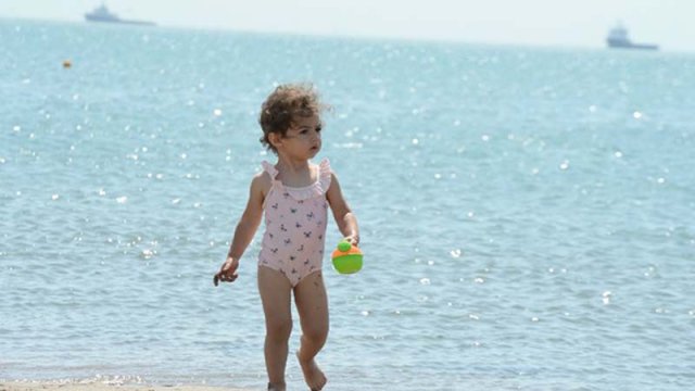 Valideynlər çimərliklərdə uşaqları nəzarətsiz qoyur