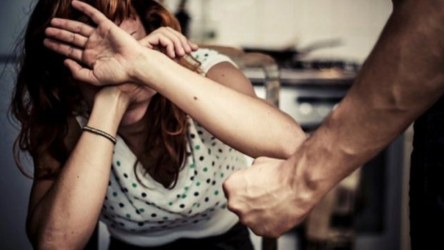 Bakıda atasından pul alan qadını əri döydü, həbs edildi