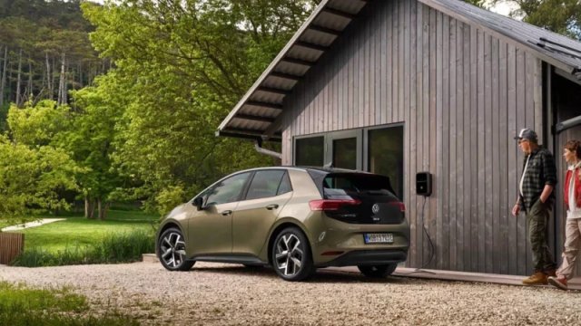 Elektrikli avtomobillərdə yeni mübahisə: Daha çox performans üçün aylıq ödəniş edərdinizmi?