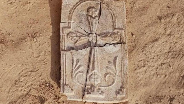 Arxeoloqlar BƏƏ-də gips xristian xaçı tapdı: Bu niyə vacibdir?