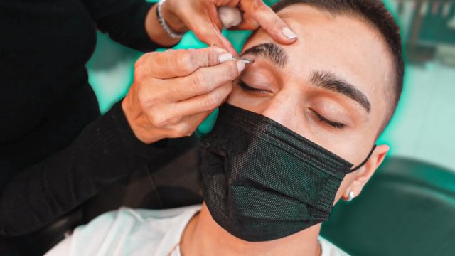 Qaş aldıran, saç rəngləyən oğlanlar...