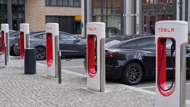 Elektrikli avtomobilinizi şarj edərkən çox yaxınında dayanmayın!