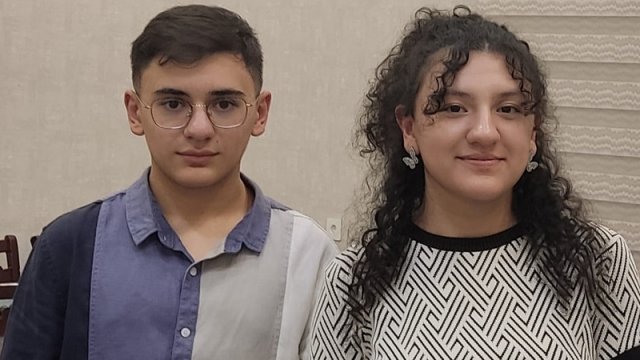 Əkiz bacı-qardaş eyni vaxtda tələbə oldu