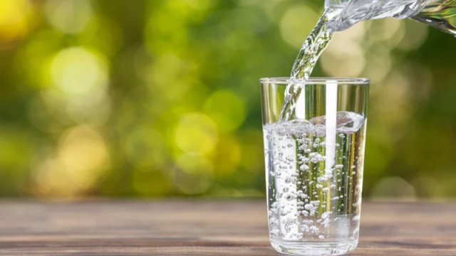 Heç kimin cavabını bilmədiyi sual: Su nəmdir, yoxsa quru?