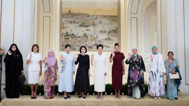 Mehriban Əliyeva dövlət və hökumət başçılarının xanımları ilə gəmi gəzintisində iştirak etdi - FOTO