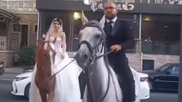 Bakıda bəylə gəlin toya at belində getdi - VİDEO
