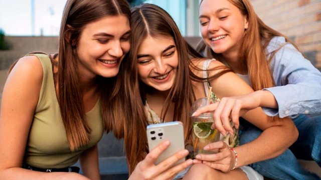 Sosial şəbəkələrdə çox vaxt keçirənlər tez qocalır?
