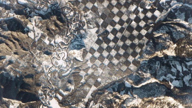 Astronavt kosmosdan çay ətrafında nəhəng "şahmat taxtası"nı görüntülədi