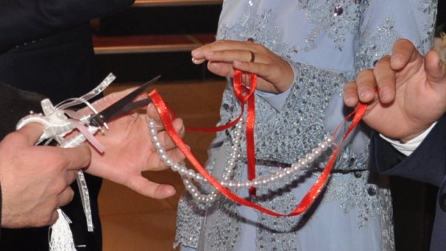 14 yaşlı qızla 20 yaşlı oğlan nişanlandı - Ata həbs edildi