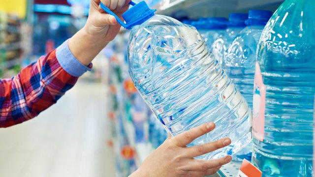 Alimlər butulka suyunun gözlənilməz təhlükəsi barədə xəbərdarlıq etdi