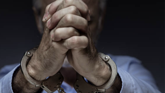 Gəlininə qumbara atan qayınataya 15 il yarım həbs!