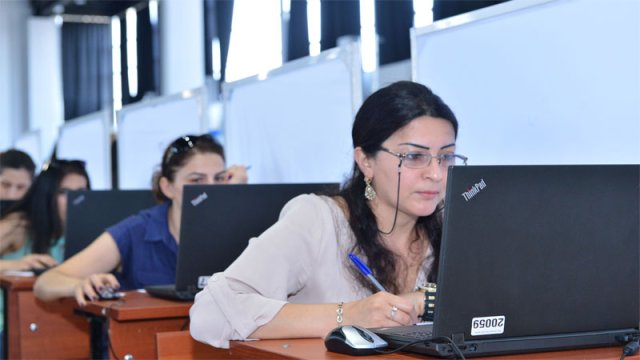 Müəllimlər də pul verib imtahana girəcək - Ekspertlər nə deyir?