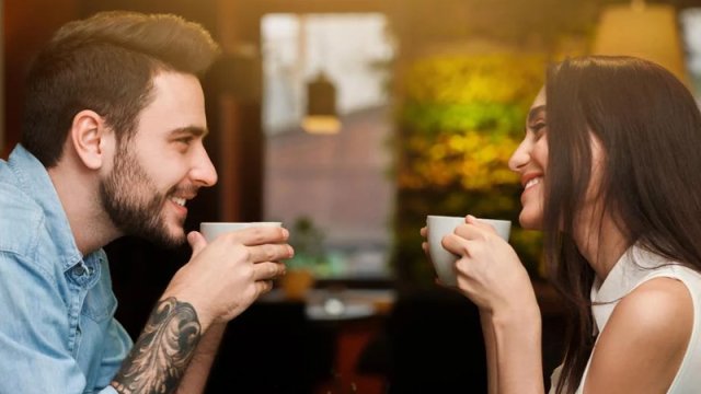 Qadınlarla asanlıqla və darıxdırıcı görünməmək üçün necə flört etmək olar?