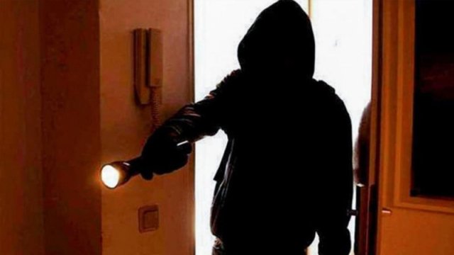 Sevgilisinin atasının 40 minə obyekt satdığını öyrəndi, evə basqın etdi