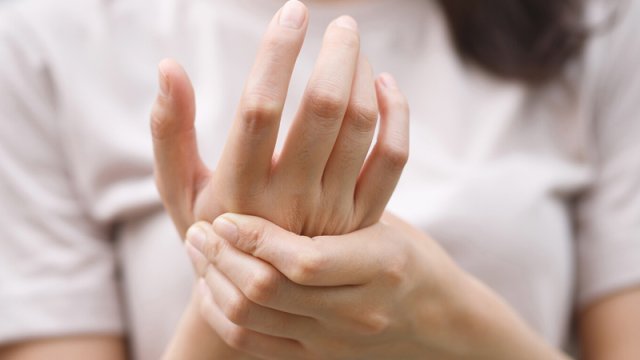 Cərrah: Dırnaqlarınızda görünən kapilyar damarlar ürək xəstəliyini göstərə bilər