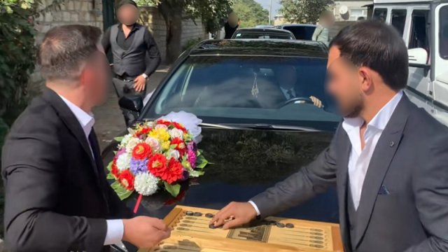 Gəlin maşınının qarşısını kəsib nərd oynadılar - Bəyin 4 dostu həbs edildi