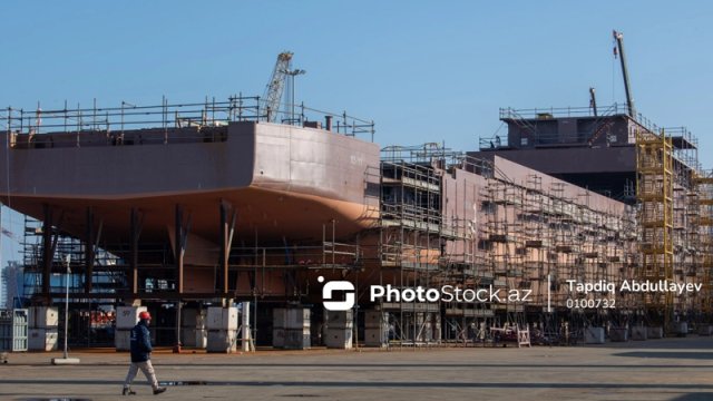 Bakıda tikilən nəhəng gəminin görüntüləri - VİDEO