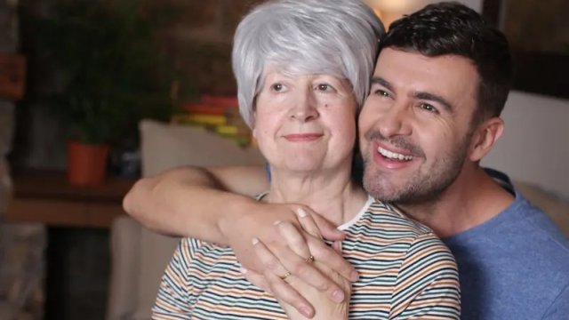 Evlənənlərin yaş fərqi: Qadın kişidən böyük olanda niyə qınanılır?