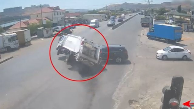 Bakıda zibil maşını aşdı - VİDEO