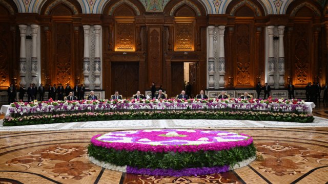 Prezident Düşənbədə dövlət başçılarının şərəfinə təşkil olunan rəsmi qəbulda iştirak etdi
