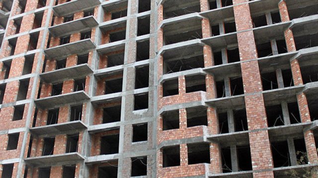 Yeni tikilən binada təhlükə: Mənzilin arakəsməsi aşmaq üzrədir - VİDEO