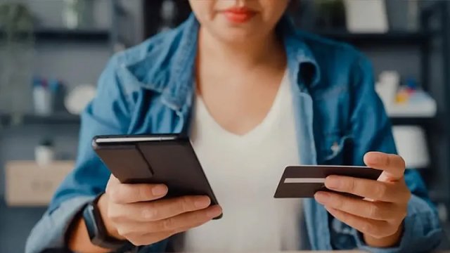 Maliyyə çevikliyi, yoxsa psixoloji tələlər? - Kredit kartlarının ikiüzlü təsiri