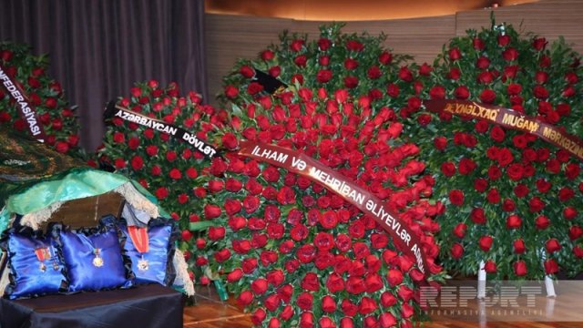 Prezident və birinci vitse-prezident Ramiz Quliyevlə vida mərasiminə əklil göndərdi