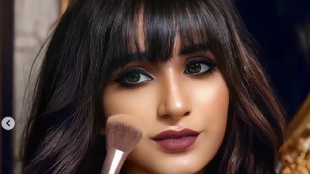 Məktəbli qızların makiyaj sevgisi